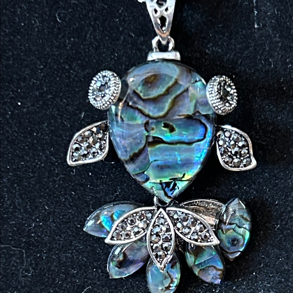 Elegant Abalone Fish Pendant Necklace - Picture 6 of 6